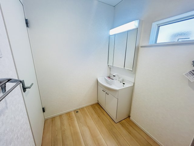 新築　前橋市粕川町新屋第2　クレイドルガーデン　3号棟の独立洗面台|現地写真　シャワー付きの洗面台は忙しい朝でも身支度を整えるのにとても便利◎							
