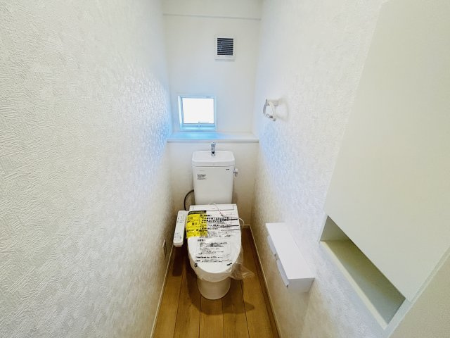 新築　前橋市粕川町新屋第2　クレイドルガーデン　3号棟のトイレ|現地写真　節水タイプのウォシュレット付きトイレ、水道料節約に一役買います！

