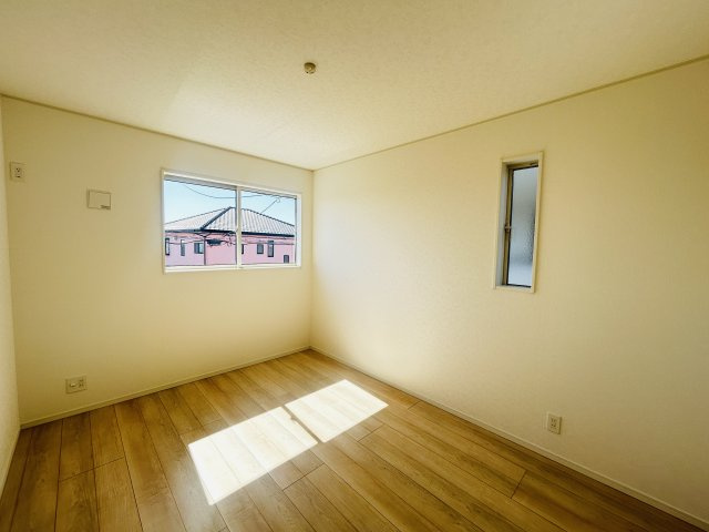 新築　前橋市粕川町新屋第2　クレイドルガーデン　3号棟の洋室|現地写真　日当たりと風通しの良い二面採光♪						
					
					
