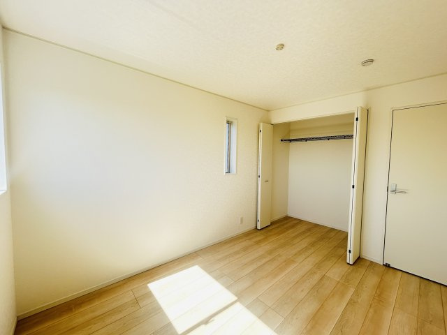 新築　前橋市粕川町新屋第2　クレイドルガーデン　3号棟の収納|現地写真　それぞれのお部屋に収納スペースがあるのでお片付け上手で室内もスッキリ♪
				
