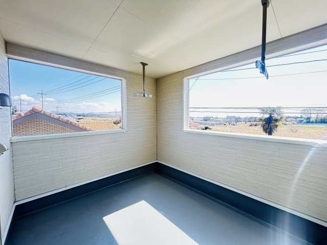 新築　前橋市粕川町新屋第2　クレイドルガーデン　3号棟のバルコニー|現地写真　インナーバルコニーで少しの雨なら濡れずにすみます。天気が怪しいけど…という悩みも解消ですね!									

