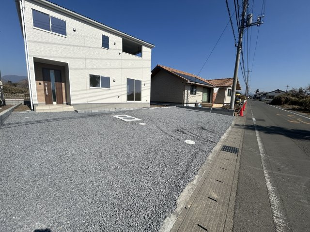 新築　前橋市粕川町新屋第2　クレイドルガーデン　3号棟の駐車場|現地写真　駐車スペースは並列3台分可能です！
