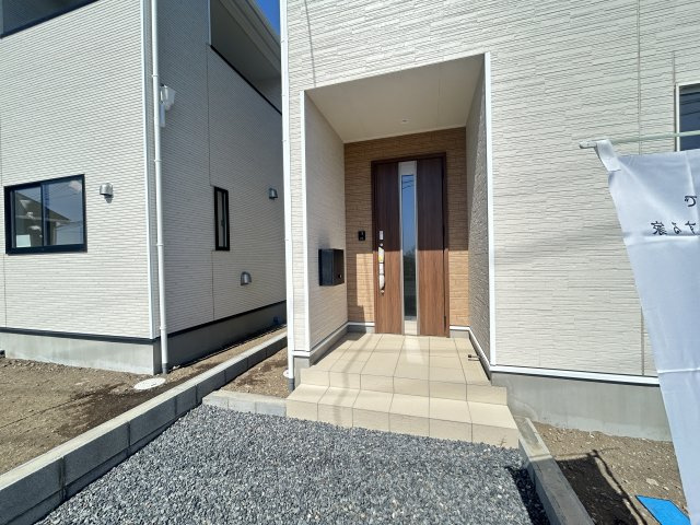 新築　前橋市粕川町新屋第2　クレイドルガーデン　3号棟の玄関|現地写真　ポストと一体型のTVモニターホンでセキュリティ安心！
