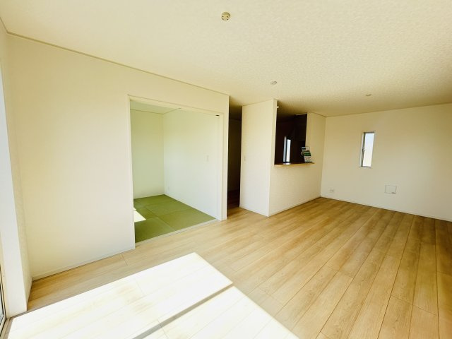 新築　前橋市粕川町新屋第2　クレイドルガーデン　3号棟の居間・リビング|現地写真　家族の会話が弾む対面キッチン。お子様の様子も確認できて安心ですね。


