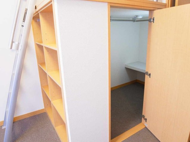 レオパレスフローラ小山の内装|明るい室内です