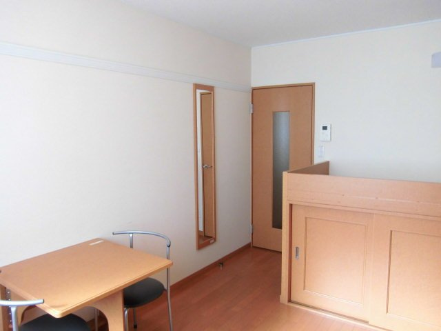 レオパレス華の居間・リビング|※室内反転になります。イメージです