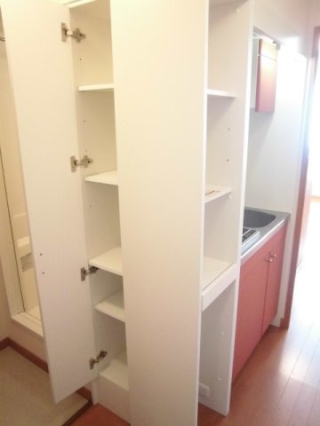 レオパレス華の内装|収納たっぷりリビングです。