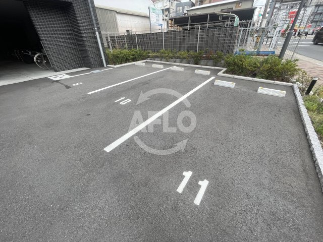 プレサンス東三国エンブレイスの駐車場|プレサンス東三国エンブレイス　駐車場