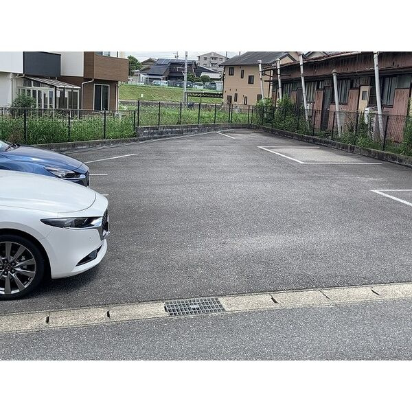 メゾン・ラポールR&Kの駐車場