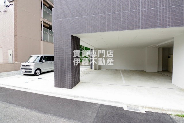 THE RESIDENCE SHIGAHONDORIの駐車場