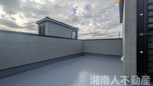藤沢市鵠沼花沢町４－１３新築戸建てのバルコニー|落ち着いた時間を過ごせるバルコニーです