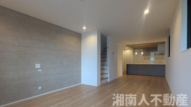 藤沢市鵠沼花沢町４－１３新築戸建ての居間・リビング|こちらの居間で趣味の時間をお楽しみください