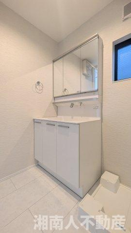 藤沢市鵠沼花沢町４－１３新築戸建ての独立洗面台|独立洗面台、小物を置くことができて便利です