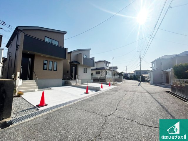 神戸市西区春日台　新築一戸建ての前面道路含む現地写真|周辺は閑静な住宅街！前面道路広々で車の出し入れも便利です。駐車が苦手な方でも安心して車庫入れできます！