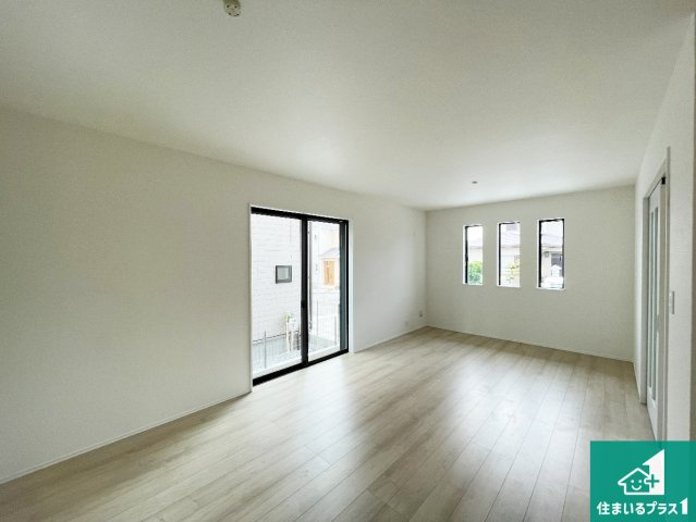 神戸市西区春日台　新築一戸建ての居間・リビング|日当たり良好の明るいリビングで朝の目覚めもスッキリできそう！対面キッチンでご家族のコミュニケーションも自然と増える設計！小さなお子様が遊ぶスペースを作っても広々とくつろげるLDK！