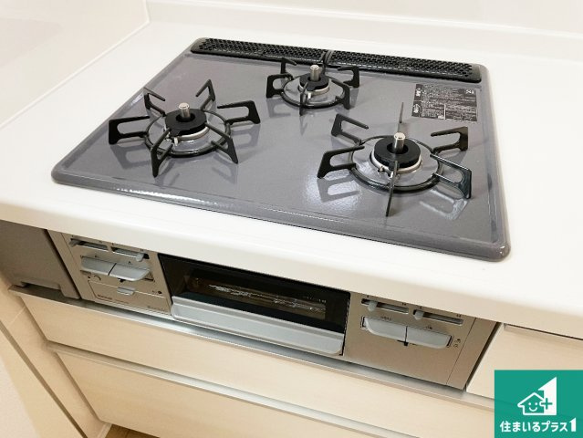 神戸市西区春日台　新築一戸建ての設備|ダブル高火力Ｓｉセンサー付きコンロ！３口あるので、まとめて料理をする時も大活躍！