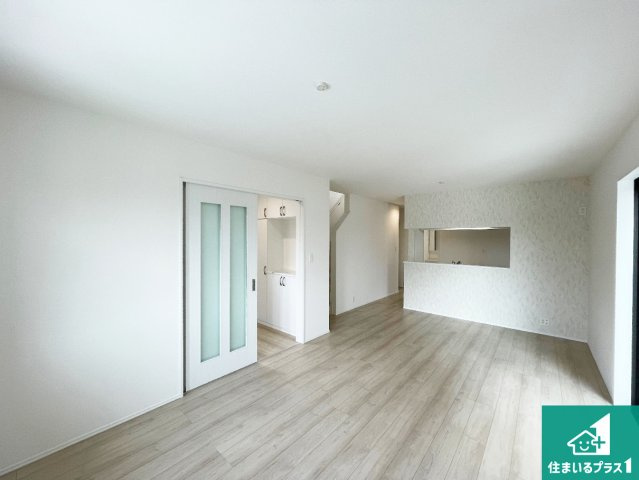 神戸市西区春日台　新築一戸建ての居間・リビング|シンプルなリビングは、観葉植物等のインテリアを楽しめますね！パパ好みにも、ママ好みにも家具次第で雰囲気を変えることができます！