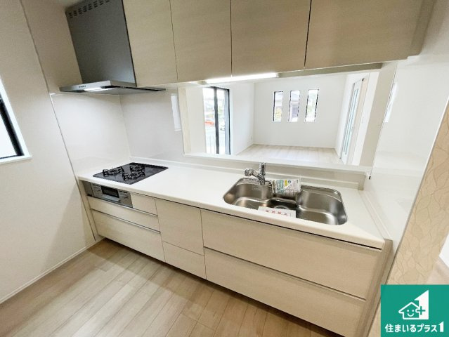 神戸市西区春日台　新築一戸建てのキッチン|リビングと統一感があり、使い勝手のいいキッチン。広々としているので、二人並んで作業が出来ちゃいます。お子様と一緒に色々なお料理に挑戦できるスペースがあります。