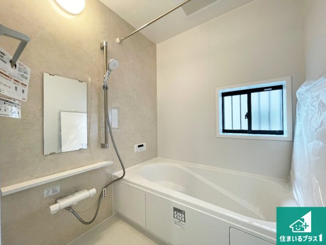 神戸市西区春日台　新築一戸建ての浴室|足をゆったり伸ばして寛げる浴槽です。窓が設けられていますので差し込む光が明るく穏やかな雰囲気にしてくれます♪浴室乾燥機も設置しているので、雨の日の洗濯物も安心です♪