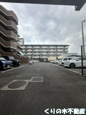 【駐車場】 | グランドール今治参番館 | 駐車場があるので、車を買う予定の方も安心です