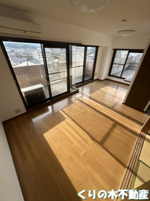 【居間・リビング】 | グランドール今治参番館 | こちらのリビングで趣味の時間をお楽しみください