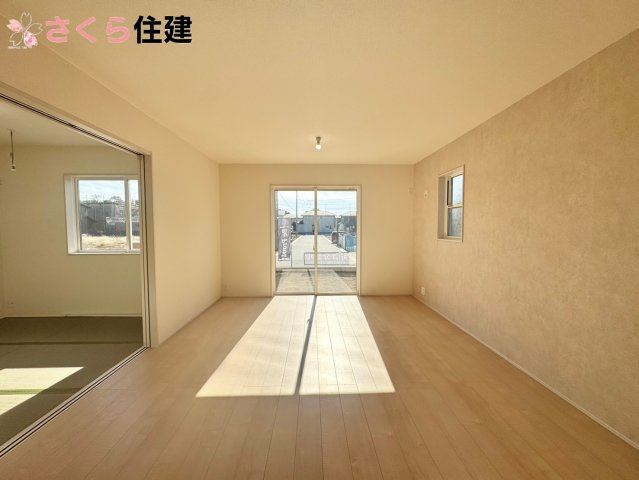 リーブルガーデン　第1小山中久喜　２号棟の居間・リビング|優しい雰囲気のナチュラルな床材でどんな家具にもマッチします！部屋全体が明るい雰囲気に！