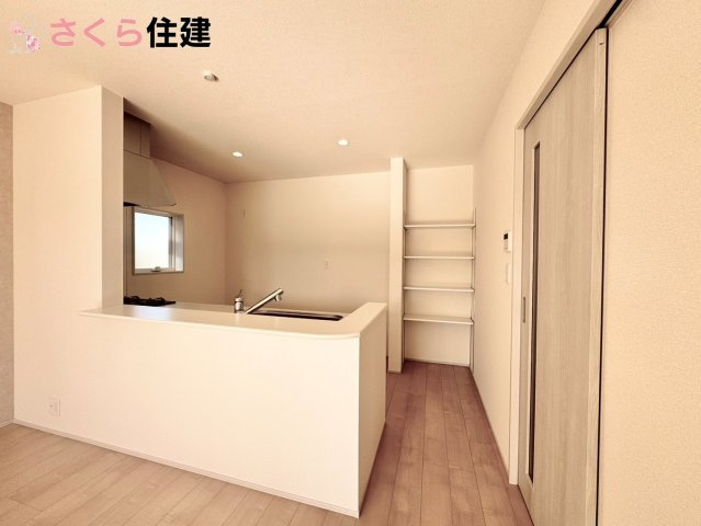 リーブルガーデン　第1小山中久喜　２号棟のキッチン|対面式システムキッチン。リビングを見渡せるキッチンで家族の様子をうかがいながら料理がはかどりそう！