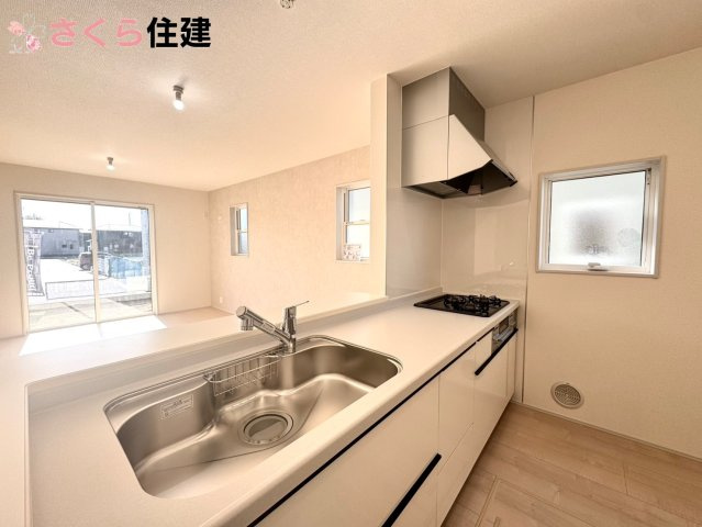 リーブルガーデン　第1小山中久喜　２号棟のキッチン|お子様と並んで料理をしても余裕のゆとりのキッチン。お子様と一緒に料理も叶いますよ♪