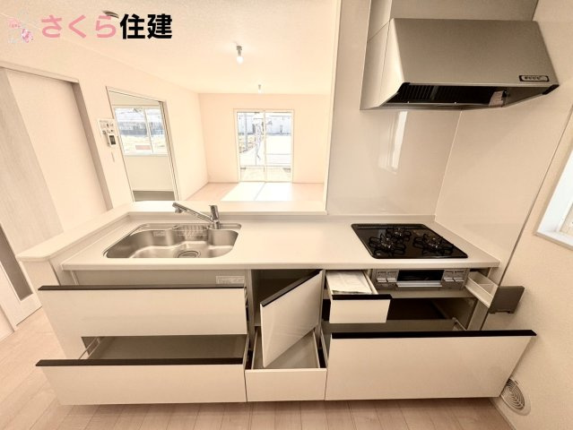 リーブルガーデン　第1小山中久喜　２号棟のキッチン|キッチン下収納は奥まで引き出せるので、大きく屈まなくても楽に必要なものがパッと取り出せます！