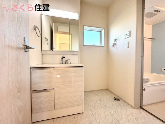 リーブルガーデン　第1小山中久喜　２号棟の洗面所|ゆとりある広さの洗面所。両サイド収納の洗面台で、二人ならんで同時の身支度もスムーズです
