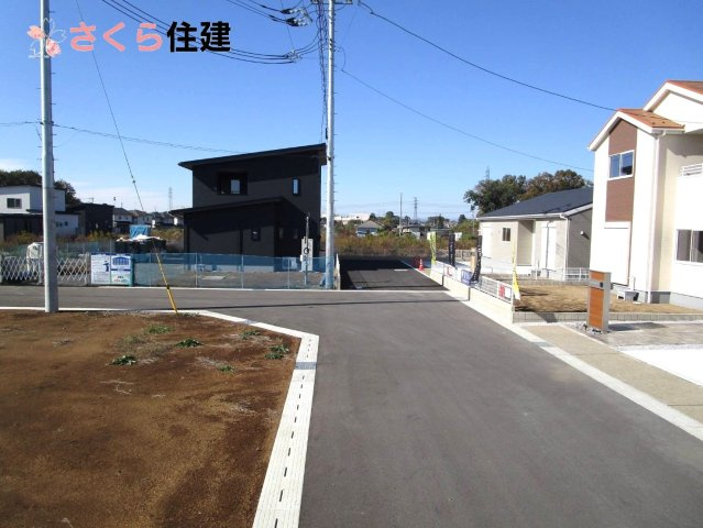 リーブルガーデン　第1小山中久喜　２号棟の前面道路含む現地写真|前面道路南側6ｍ公道　車通りも少なく、お子様とのお散歩も安心してできる閑静な住宅地！