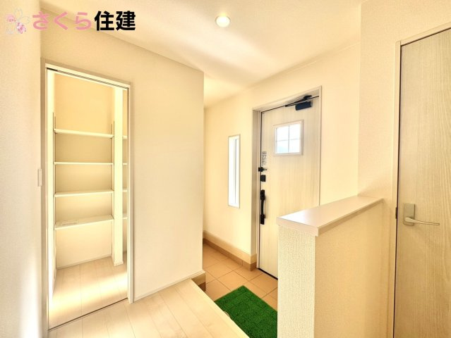 リーブルガーデン　第1小山中久喜　２号棟の玄関|人を迎え入れる最初の場所は清潔感がある空間にして、帰った時も『我が家』を最初に感じて貰える素敵な空間