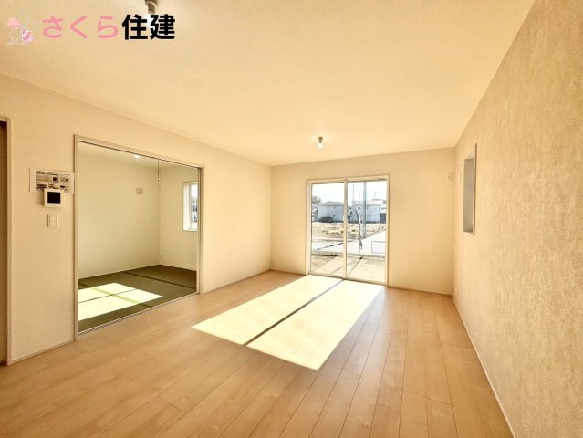 リーブルガーデン　第1小山中久喜　２号棟の居間・リビング|広々16帖LDLは南向きで日当たり良好。ゆったりとした時間の流れる開放的なくつろぎの空間