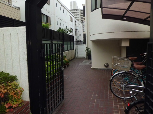 ピルティー本山のエントランス