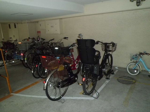 ピルティー本山の駐車場