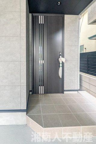 藤沢市鵠沼花沢町４－１３新築戸建ての玄関|明るい玄関です