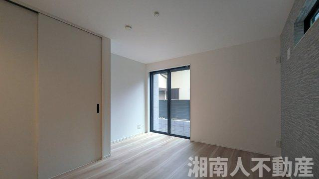 藤沢市鵠沼花沢町４－１３新築戸建ての居間・リビング|使いやすいリビングです