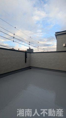 藤沢市鵠沼花沢町４－１３新築戸建てのバルコニー|お洗濯にも便利なバルコニー付き