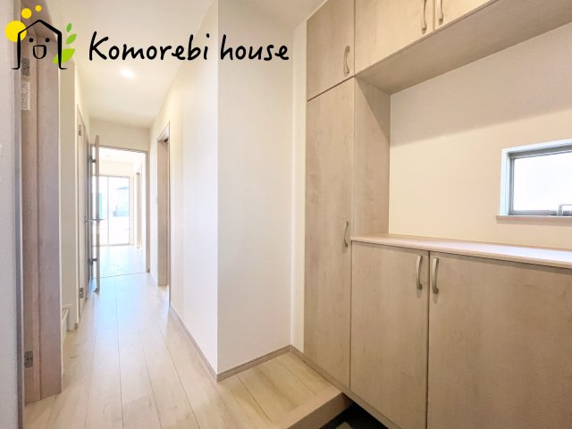 北本宮内　2期　新築一戸建て　ハートフルタウン　Jの玄関|明るい玄関です