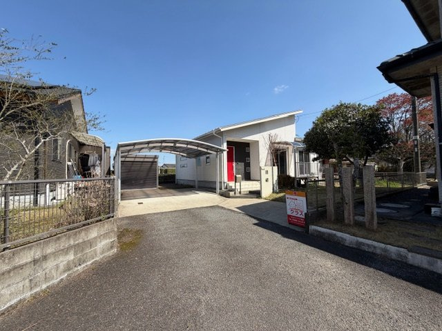 都城市五十町の中古一戸建の前面道路含む現地写真