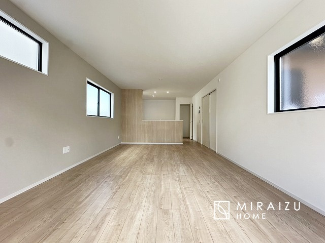 【居間・リビング】 | 窓が多いと温かな太陽の光と心地いい風が室内へと入ります。家族が集まるリビングは明るく過ごしやすいつくりです。窓が多いお家は住みやすい証です。