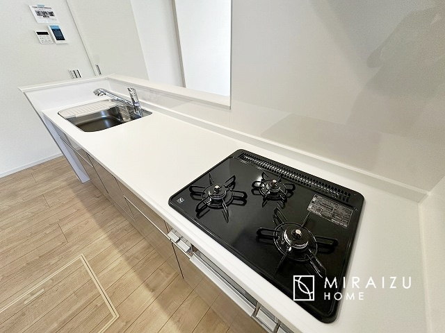 【キッチン】 | 収納力と機能性を備えたシステムキッチン。圧力鍋や大きなフライパンなどの調理器具から調味料など幅広く収納し、お料理のしやすいつくりになっています。