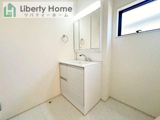 第1常総市相野谷町　新築戸建　2号棟の独立洗面台