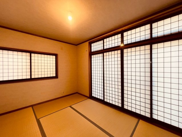 【和室】 | 武蔵野市境南町５丁目　中古戸建て | 日の光が差し込む和室は、静かで穏やかな時間が流れる場所