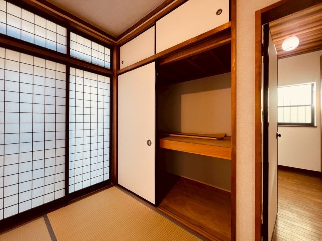 【収納】 | 武蔵野市境南町５丁目　中古戸建て | 押入れの中は、思い出や季節の品をそっとしまえる小さな宝箱