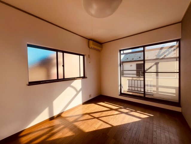 【洋室】 | 武蔵野市境南町５丁目　中古戸建て | 明るく開放的な洋室は、寝室や子ども部屋などにもおすすめ
