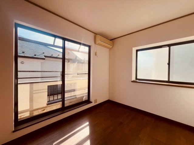 【洋室】 | 武蔵野市境南町５丁目　中古戸建て | 陽光が差し込む洋室は、明るく開放感のある快適な空間