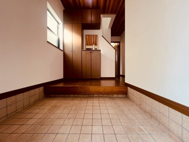 【玄関】 | 武蔵野市境南町５丁目　中古戸建て | おかえりとただいまが交わされる、ぬくもりを感じる玄関