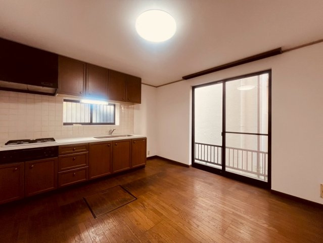 【居間・リビング】 | 武蔵野市境南町５丁目　中古戸建て | 約9帖のLDKは家族がほどよく集まれるコンパクトな空間