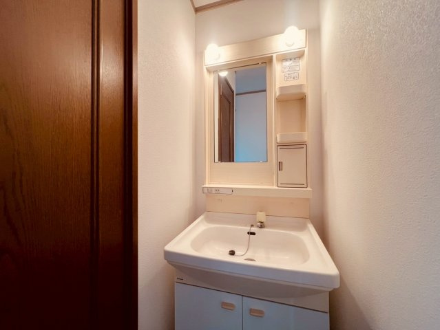 【独立洗面台】 | 武蔵野市境南町５丁目　中古戸建て | 歯磨きや洗顔などの動線も考えられた、快適なスペースです